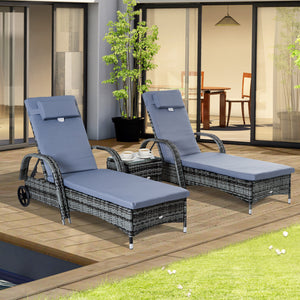 Lot de 2 transats bains de soleil grand confort : matelas, têtière, inclinaison réglable multipositions, accoudoirs, roulettes + table basse verre trempé résine tressée gris